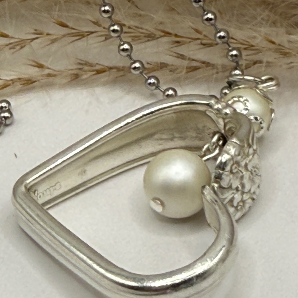Necklaces Floating Heart Pendant - Picture 2 of 6